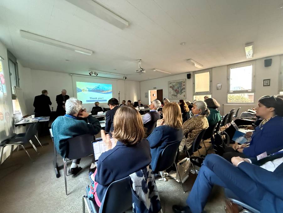 A group of people in a room

AI-generated content may be incorrect.