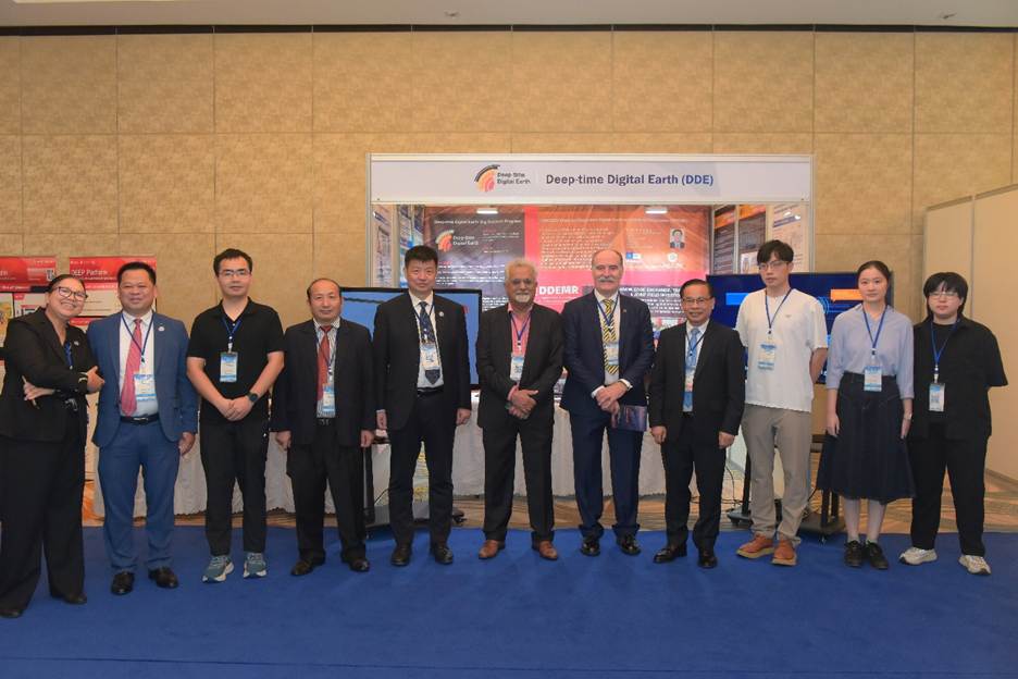 一群人站在一起

AI 生成的内容可能不正确。