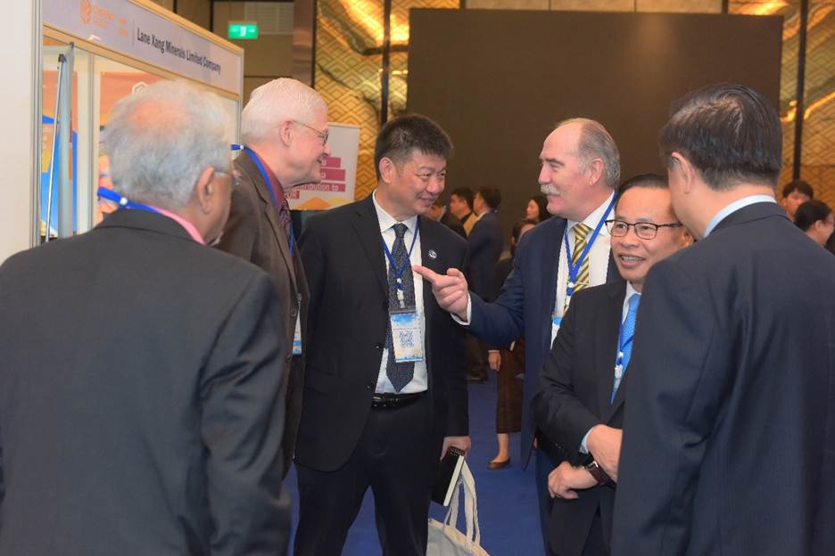 一群穿着西装的男人

AI 生成的内容可能不正确。